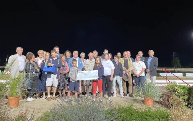 En Mayenne, l’association Handi Cheval a reçu un chèque de 5 800 €